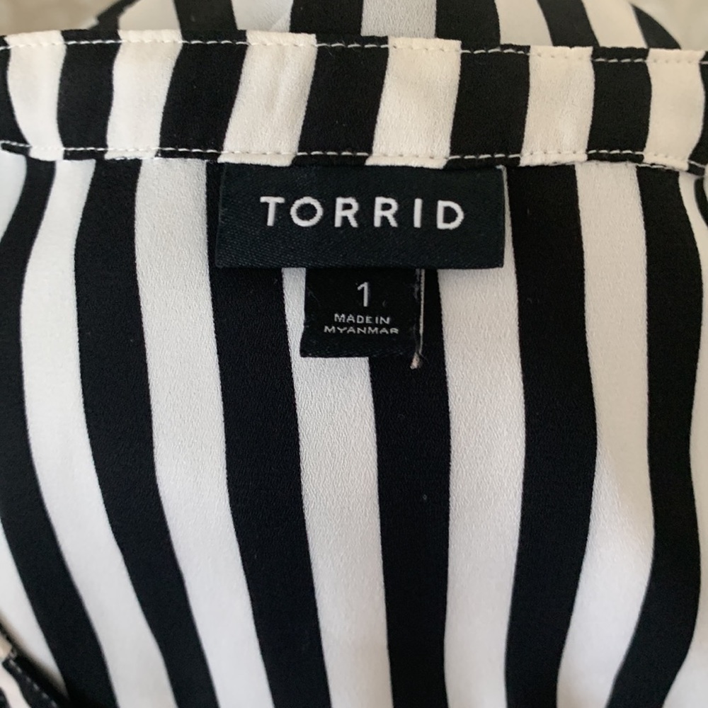 ❌SOLD❌TORRID PEPLUM GEORGETTE BUTTON-FRONT TIE-FRONT BLOUSE - Picture 8 of 9